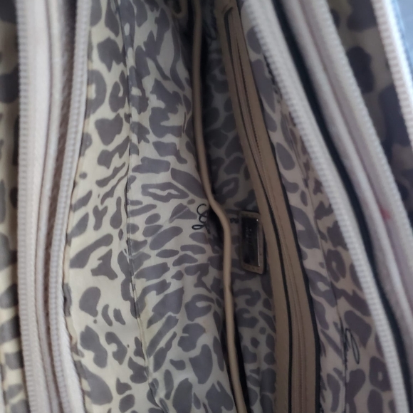 Guess - Picture 15 of 16